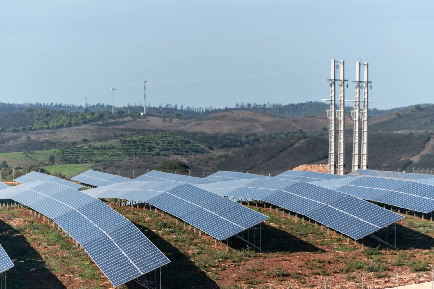 Instalação de painéis solares em terreno aberto